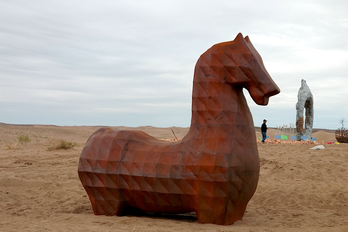 马抽象不锈钢雕塑图片